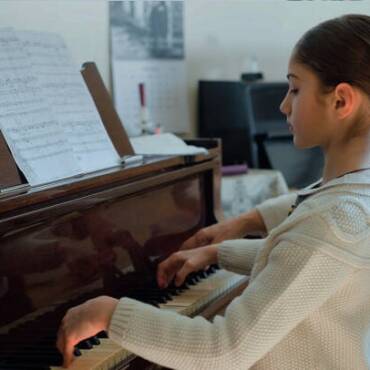 What Are the Benefits of Taking Masterclass Piano Lessons for Beginners?